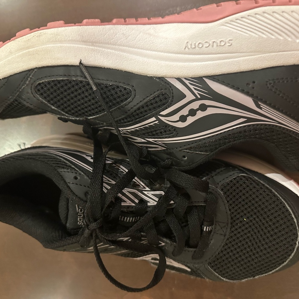 Women Saucony Sneakers
